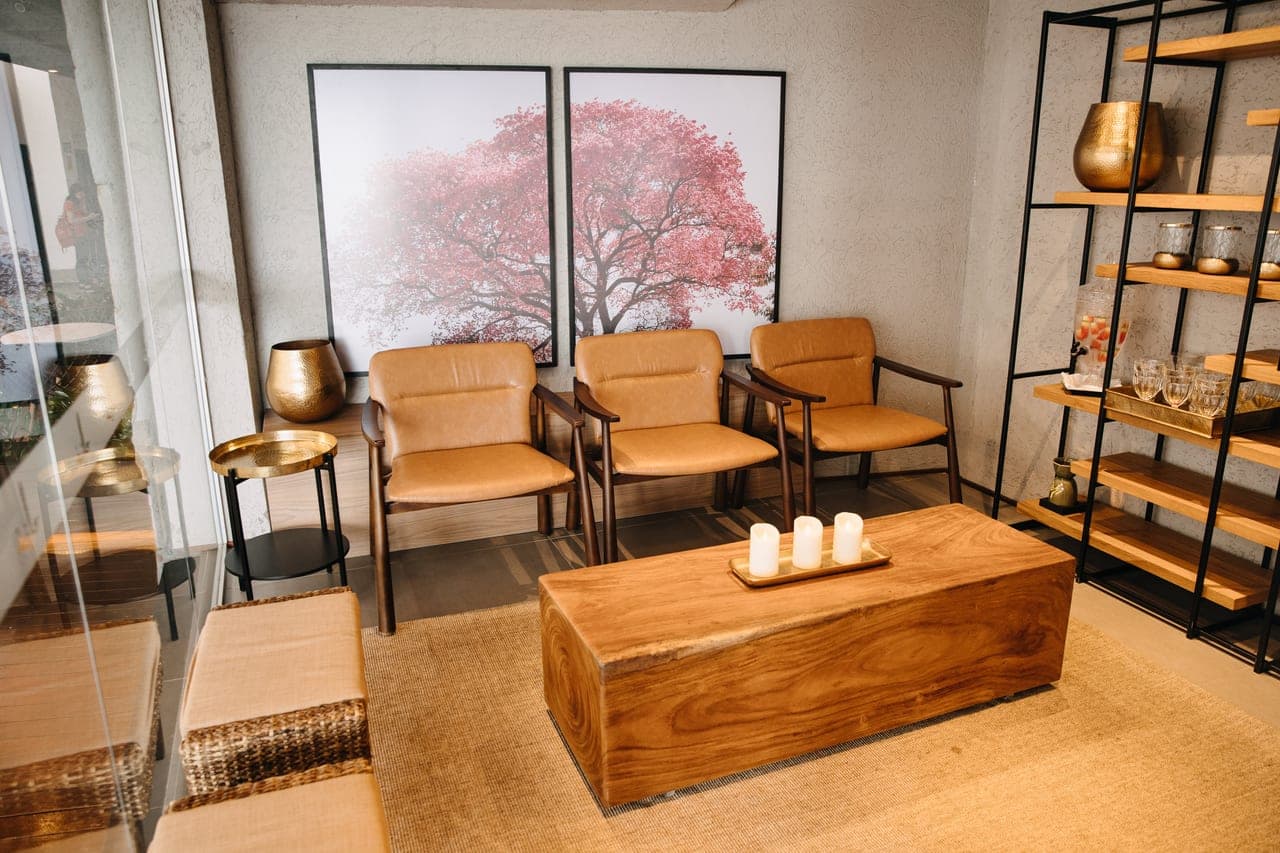 Sala de atendimento com tatames, macas e a atmosfera completa do ambiente Eliá