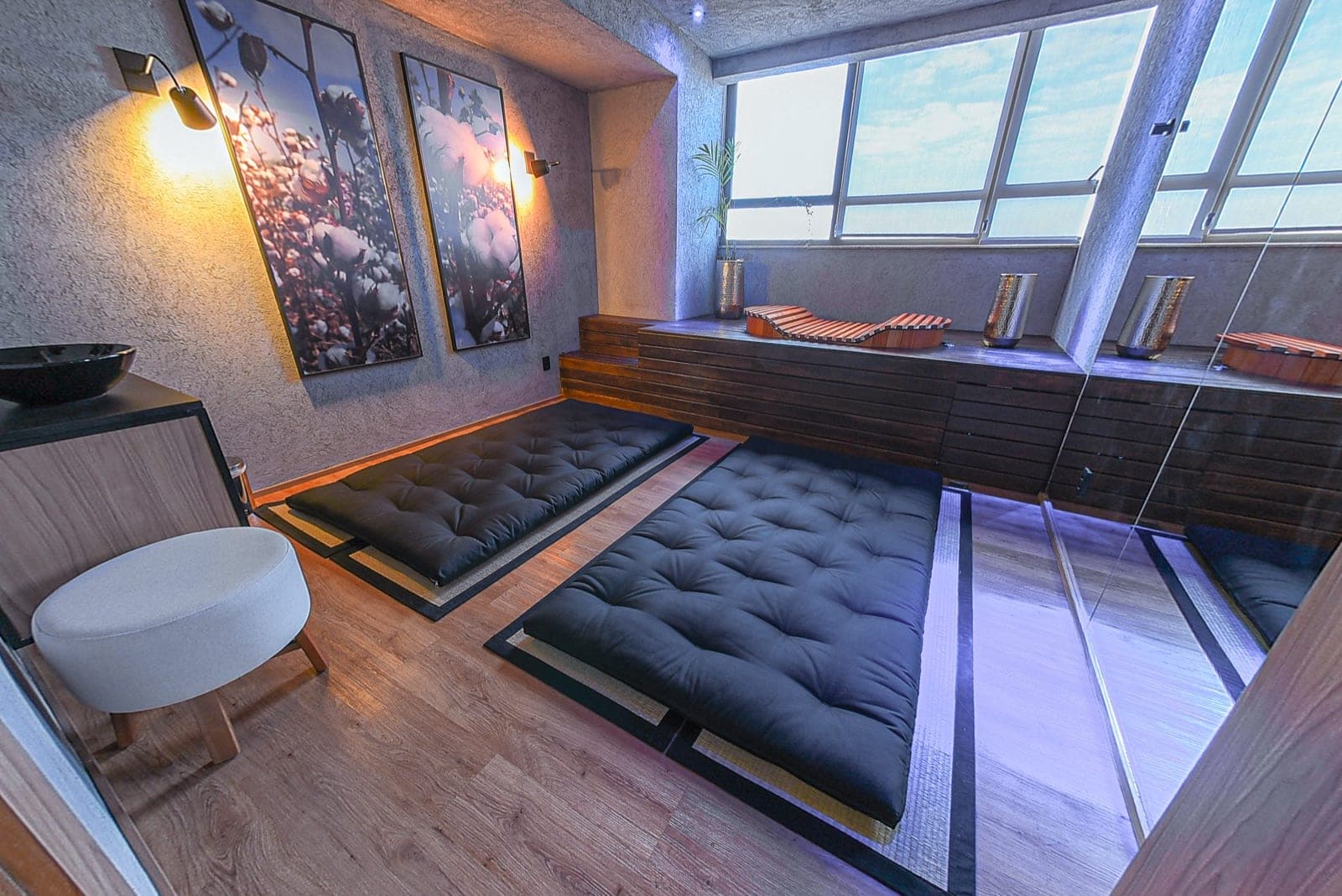 Sala de atendimento com tatames e colchonetes baixos